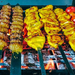Portable Outdoor Charcoal Grill with Side Table © Ⓢ